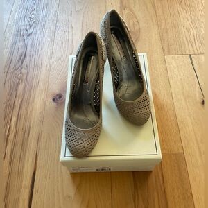 BCBG MAXAZRIA “MA-Brenna” Tan Heel, Size 8M
